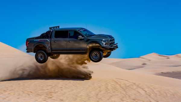 Shelby Raptor Baja атакує піщані дюни