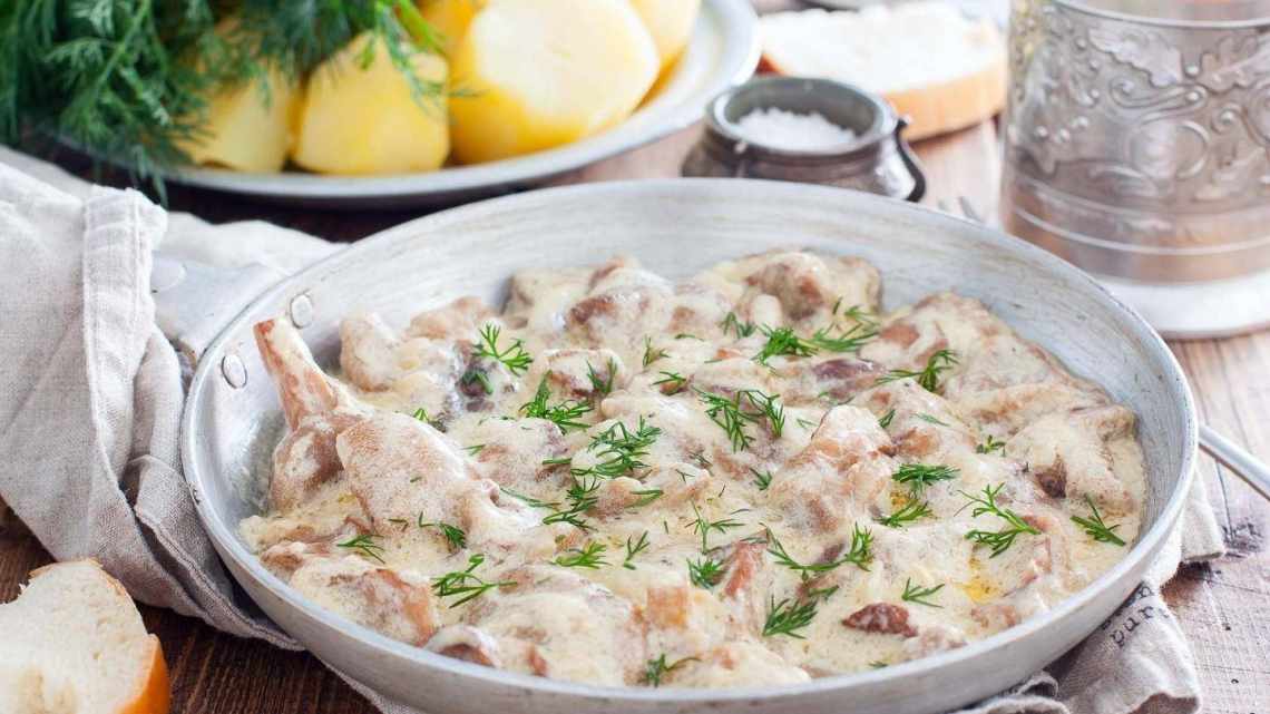 Рецепт курки з шампіньйонами в сметані на сковороді