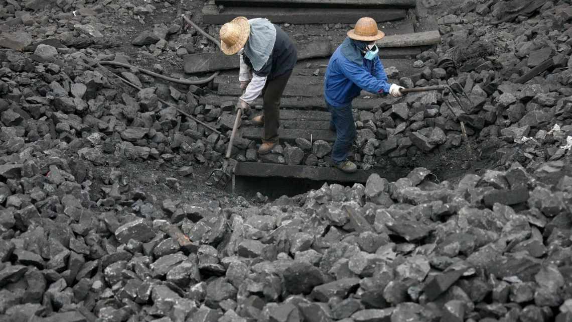 Китайський шахтар 17 років виживав у завалі під землею