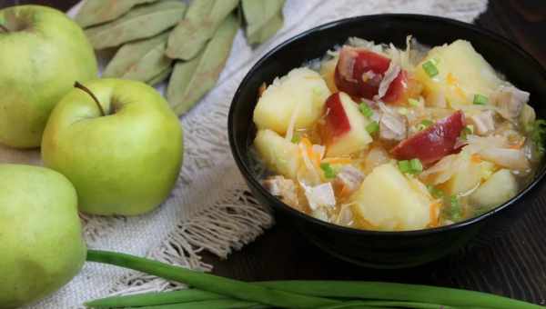 Капуста квашена з яблуками