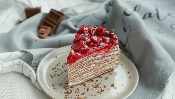 Млинний торт зі сметанним кремом: незвичайний десерт або оригінальна закуска? Рецепти млинного торта зі сметаним кремом на всі випадки життя