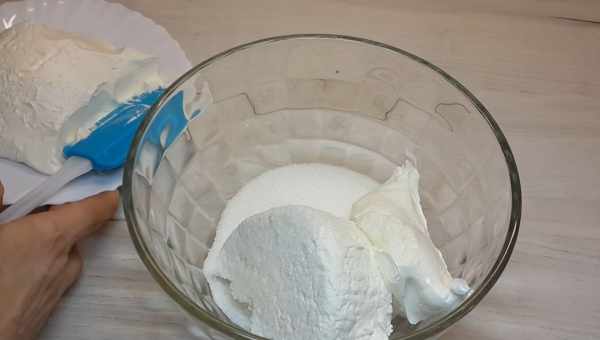 Сметанний крем для торта - корисний і універсальний. Як правильно змішувати інгредієнти в сметанному кремі для торта?