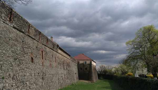 Вежа Коннетабля і міські стіни Вана