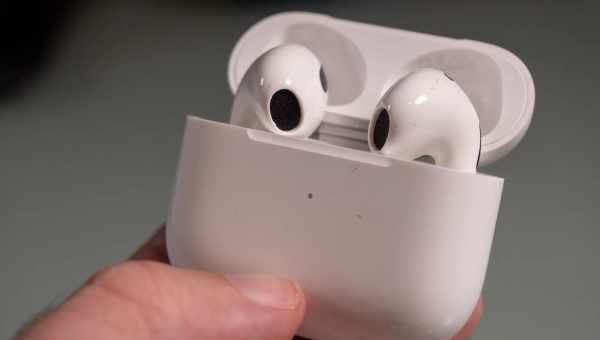 Нові AirPods будуть зчитувати частоту серцевих скорочень і температуру тіла