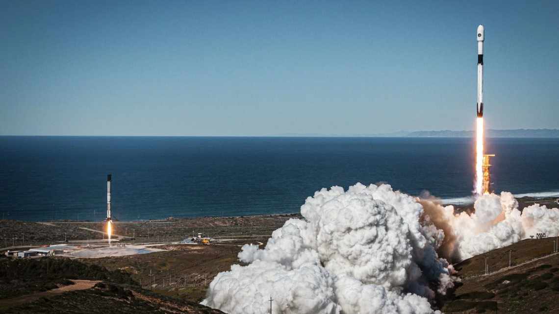 SpaceX показала повернення з космосу головного обтічника Falcon Heavy