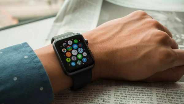У мережі з'явилося фото Apple Watch Series 4 з великим дисплеєм