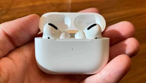 Опубліковано фото повнорозмірних AirPods Studio