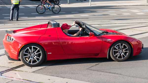 Tesla Roadster наблизиться до Марса в 2020 році