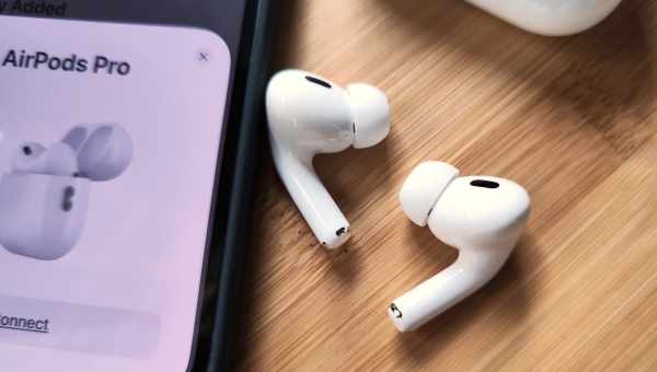 Нові AirPods вийдуть в 2021, а накладні навушники в 2020