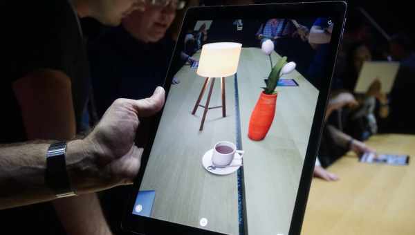 Нові приклади використання ARKit: Модель Тесла 3, замовлення їжі та інше