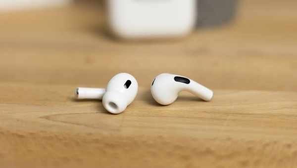 Чому AirPods тихо грають, і як це виправити?