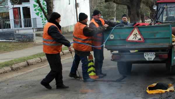 Безпілотним автомобілям запропонували спілкуватися з пішоходами бірюзовими сигналами