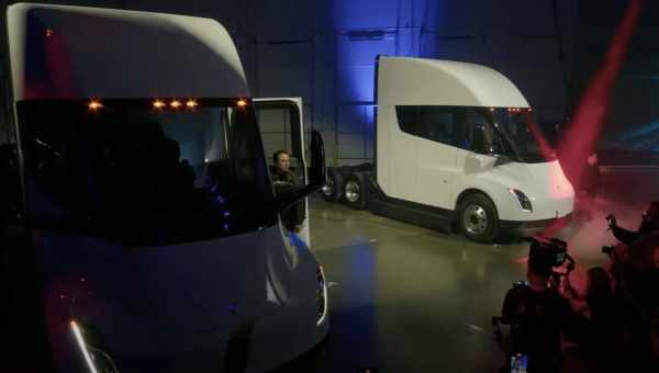 Розгін електровантажівки Tesla Semi вперше зняли на відео